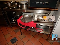 Roestvrijstalen tafel en serveertafel