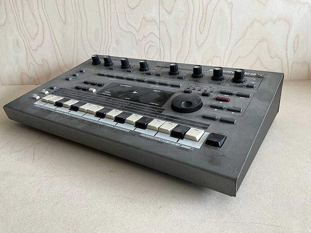 Roland mc-303 groovebox synthesizer - afbeelding 1 van  4