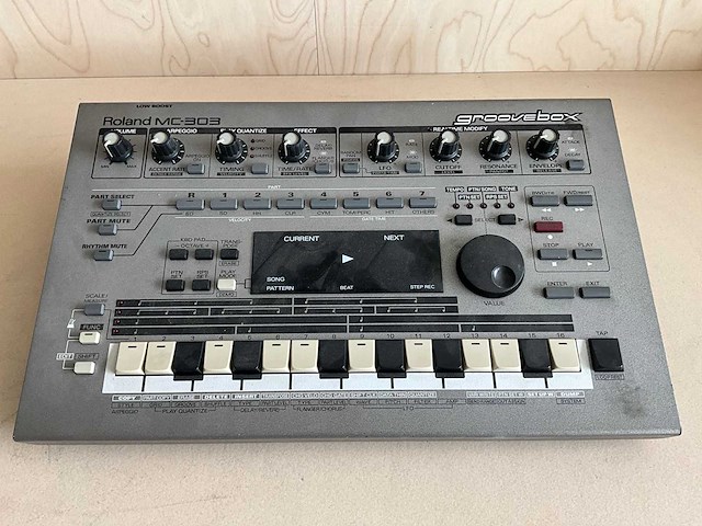 Roland mc-303 groovebox synthesizer - afbeelding 2 van  4