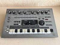 Roland mc-303 groovebox synthesizer - afbeelding 2 van  4