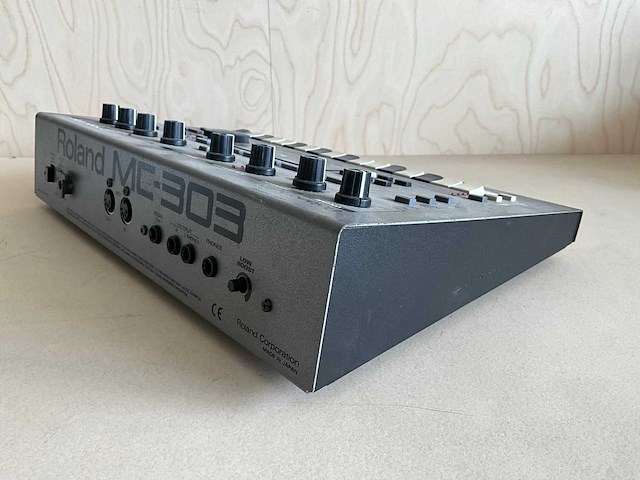 Roland mc-303 groovebox synthesizer - afbeelding 4 van  4