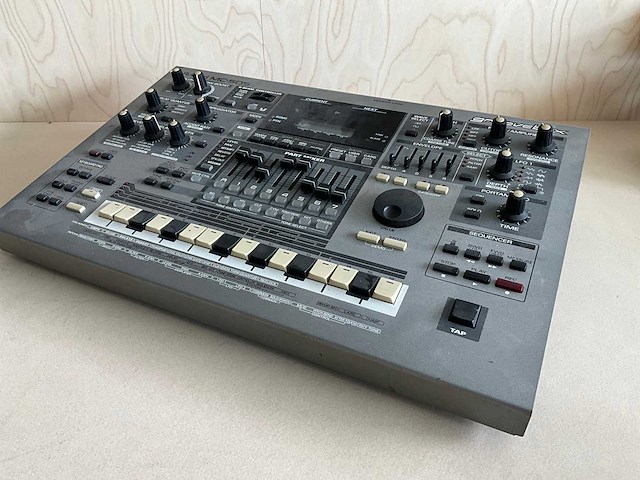 Roland mc-505 groovebox synthesizer - afbeelding 1 van  4