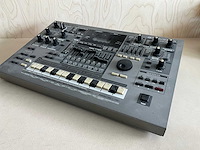 Roland mc-505 groovebox synthesizer