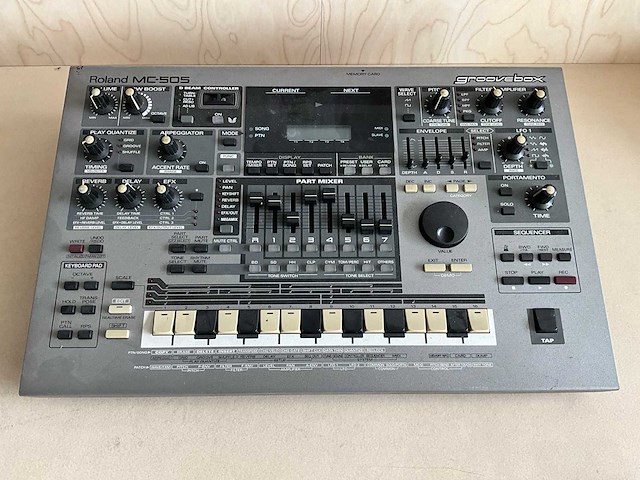 Roland mc-505 groovebox synthesizer - afbeelding 2 van  4