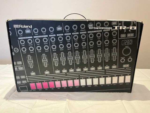 Roland tr-8 drumcomputer - afbeelding 1 van  3