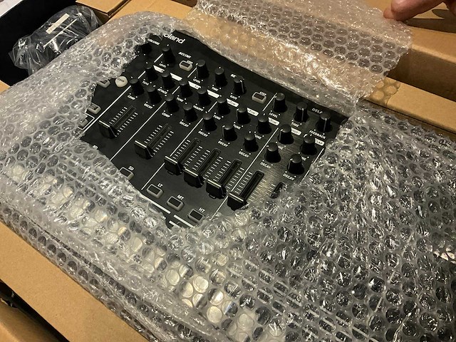 Roland tr-8 drumcomputer - afbeelding 2 van  3