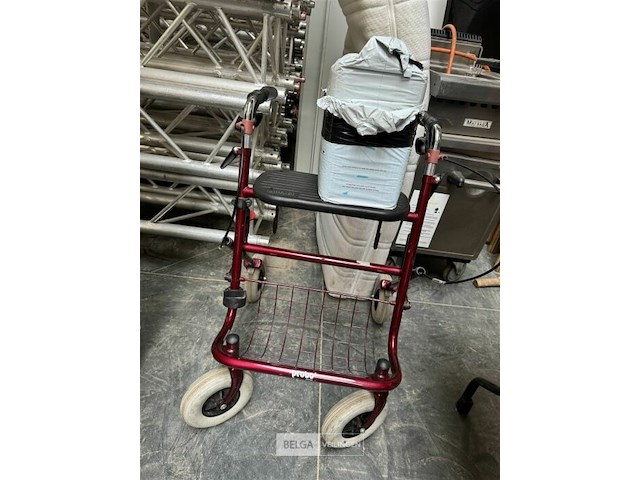 Rollator + 1 pak incontinentiemateriaal - afbeelding 1 van  3