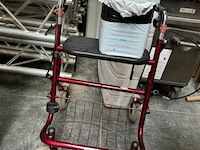Rollator + 1 pak incontinentiemateriaal - afbeelding 1 van  3
