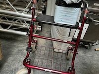 Rollator + 1 pak incontinentiemateriaal - afbeelding 2 van  3