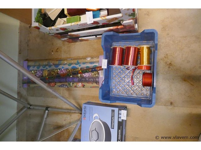 Rollen inpakpapier met linten - afbeelding 1 van  1