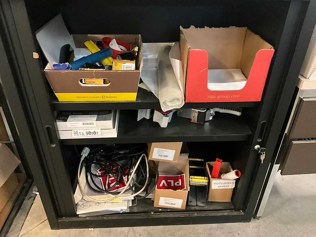 Rolluikkast en bureautafel - afbeelding 15 van  17