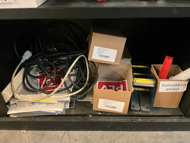 Rolluikkast en bureautafel - afbeelding 17 van  17