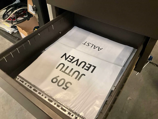 Rolluikkast en bureautafel - afbeelding 5 van  17