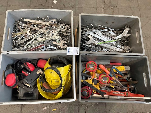 Rolmeters, niveaus, oorbeschermers en ring/steeksleutels - afbeelding 1 van  6