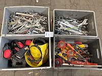 Rolmeters, niveaus, oorbeschermers en ring/steeksleutels - afbeelding 1 van  6