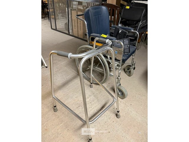 Rolstoel en looprekje - afbeelding 1 van  3