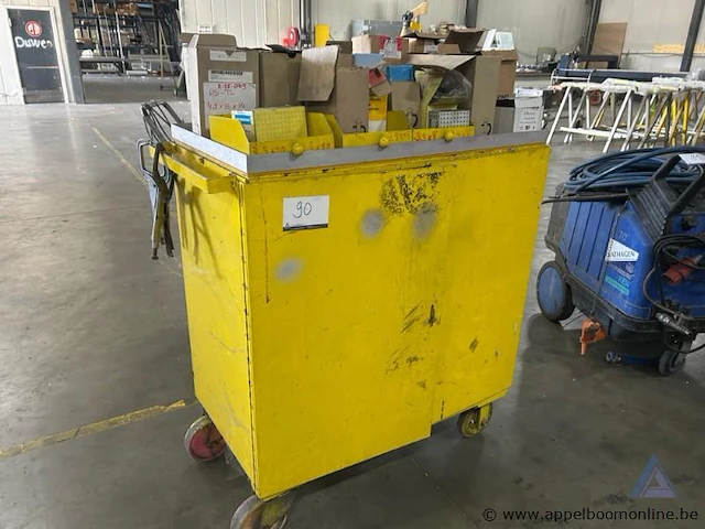 Rolwagen met diverse kleine materialen, waaronder dozen met bevestigingsmaterialen. inclusief klem. - afbeelding 1 van  1