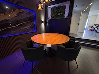 Ronde bistro eettafel en 4 designstoelen