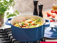 Ronde gietijzeren ovenschaal - blauw - brandt - afbeelding 1 van  7