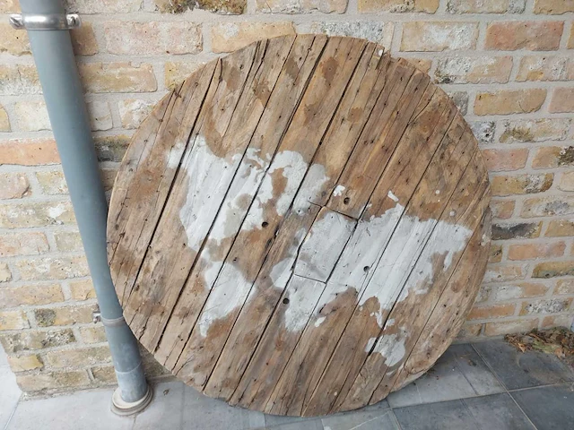 Ronde houten schijf van een oude industriële kabelhaspel - afbeelding 1 van  1