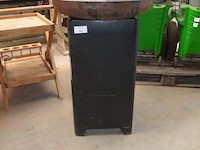 Ronde houtskool barbecue op zware voet ai.e