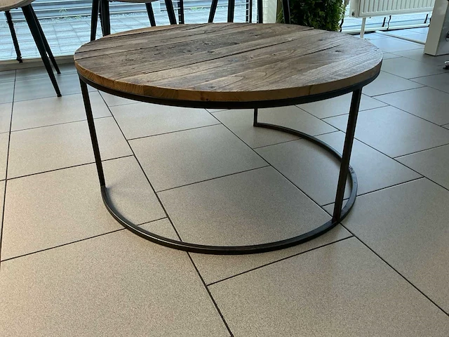 Ronde salontafel met houten blad en metalen onderstel - afbeelding 2 van  3
