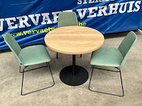Ronde tafel met 3 inclass stoelen