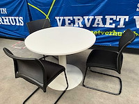 Ronde tafel met 3 stoelen - afbeelding 1 van  6