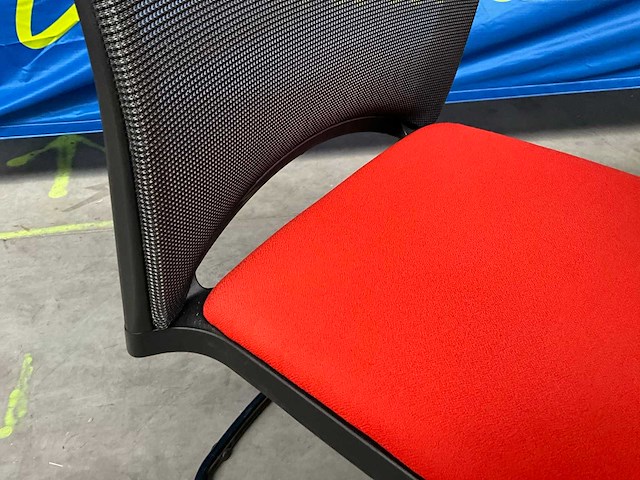 Ronde tafel met 3 stoelen - afbeelding 2 van  6