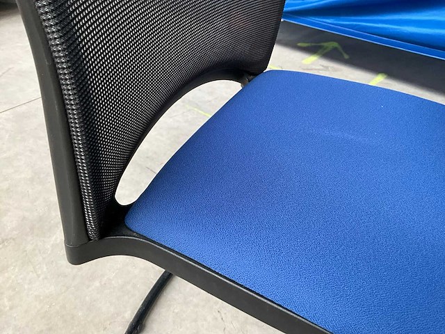 Ronde tafel met 3 stoelen - afbeelding 3 van  8