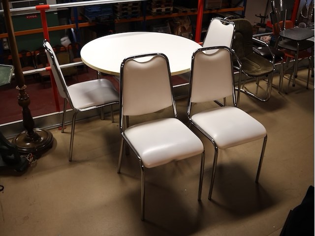 Ronde tafel met vier stoelen - afbeelding 1 van  6