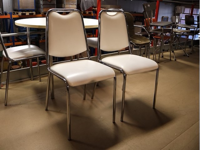 Ronde tafel met vier stoelen - afbeelding 2 van  6