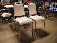 Ronde tafel met vier stoelen - afbeelding 2 van  6