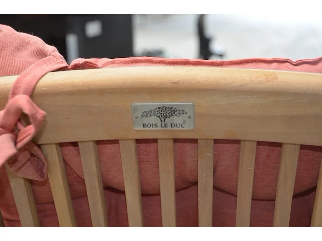 Ronde teak plooituintafel bois le duc, 2 teak plooistoelen bois le duc met kussens, 2 houten kruktjes - afbeelding 2 van  10