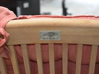 Ronde teak plooituintafel bois le duc, 2 teak plooistoelen bois le duc met kussens, 2 houten kruktjes - afbeelding 2 van  10