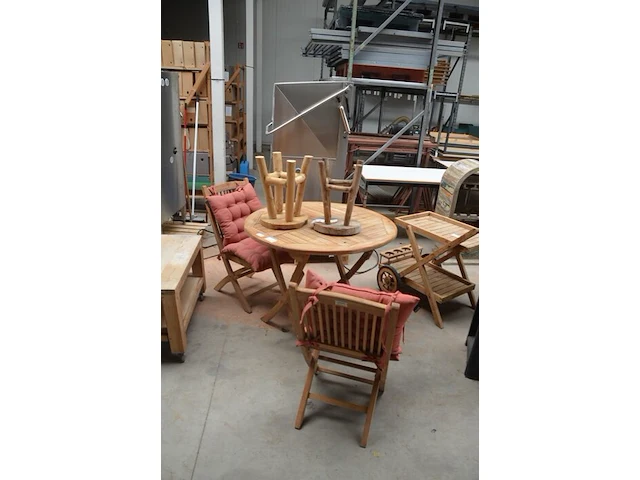 Ronde teak plooituintafel bois le duc, 2 teak plooistoelen bois le duc met kussens, 2 houten kruktjes - afbeelding 1 van  10