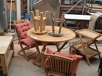 Ronde teak plooituintafel bois le duc, 2 teak plooistoelen bois le duc met kussens, 2 houten kruktjes