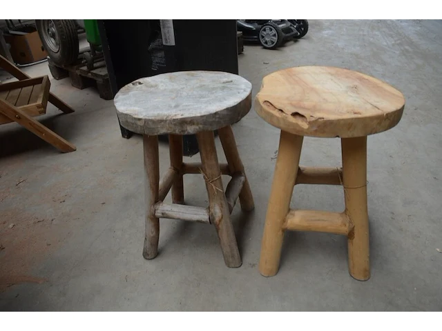 Ronde teak plooituintafel bois le duc, 2 teak plooistoelen bois le duc met kussens, 2 houten kruktjes - afbeelding 3 van  10