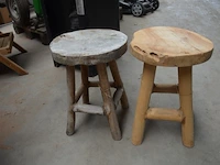 Ronde teak plooituintafel bois le duc, 2 teak plooistoelen bois le duc met kussens, 2 houten kruktjes - afbeelding 3 van  10