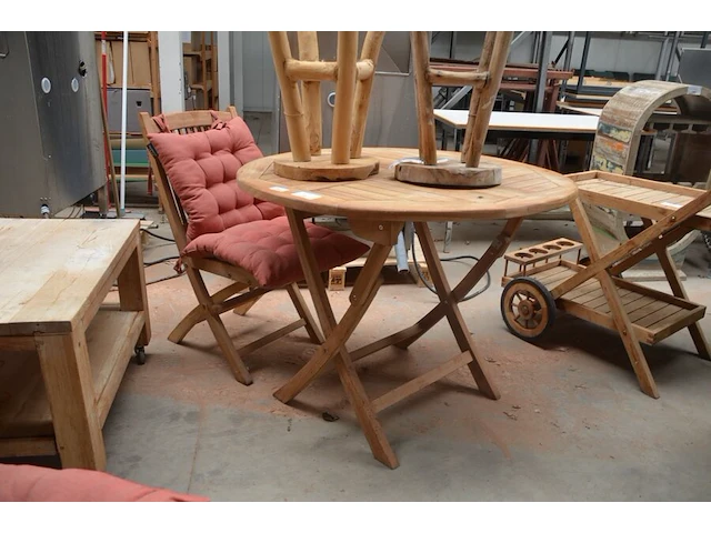 Ronde teak plooituintafel bois le duc, 2 teak plooistoelen bois le duc met kussens, 2 houten kruktjes - afbeelding 4 van  10