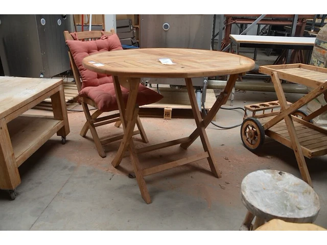 Ronde teak plooituintafel bois le duc, 2 teak plooistoelen bois le duc met kussens, 2 houten kruktjes - afbeelding 5 van  10