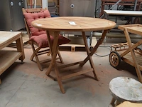 Ronde teak plooituintafel bois le duc, 2 teak plooistoelen bois le duc met kussens, 2 houten kruktjes - afbeelding 5 van  10