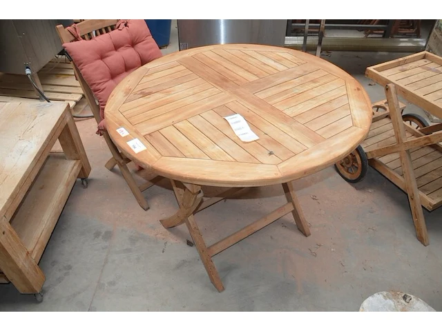 Ronde teak plooituintafel bois le duc, 2 teak plooistoelen bois le duc met kussens, 2 houten kruktjes - afbeelding 6 van  10