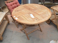 Ronde teak plooituintafel bois le duc, 2 teak plooistoelen bois le duc met kussens, 2 houten kruktjes - afbeelding 6 van  10