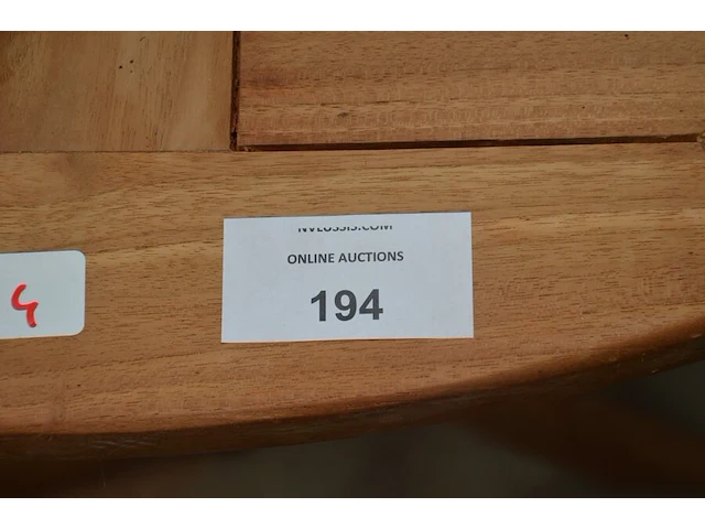 Ronde teak plooituintafel bois le duc, 2 teak plooistoelen bois le duc met kussens, 2 houten kruktjes - afbeelding 7 van  10