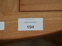 Ronde teak plooituintafel bois le duc, 2 teak plooistoelen bois le duc met kussens, 2 houten kruktjes - afbeelding 7 van  10