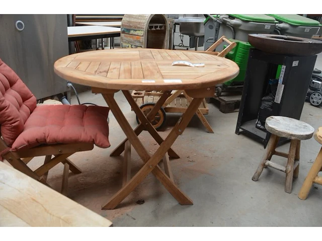 Ronde teak plooituintafel bois le duc, 2 teak plooistoelen bois le duc met kussens, 2 houten kruktjes - afbeelding 8 van  10