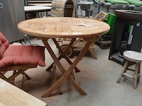 Ronde teak plooituintafel bois le duc, 2 teak plooistoelen bois le duc met kussens, 2 houten kruktjes - afbeelding 8 van  10
