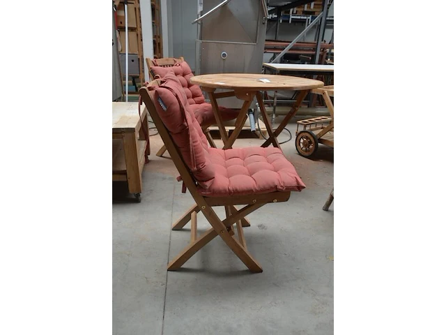 Ronde teak plooituintafel bois le duc, 2 teak plooistoelen bois le duc met kussens, 2 houten kruktjes - afbeelding 9 van  10