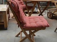 Ronde teak plooituintafel bois le duc, 2 teak plooistoelen bois le duc met kussens, 2 houten kruktjes - afbeelding 9 van  10